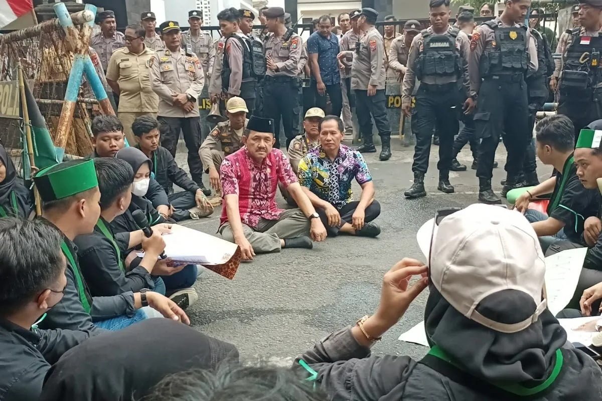 Legislator dan Mahasiswa Tulungagung Adu Pendapat di Aspal