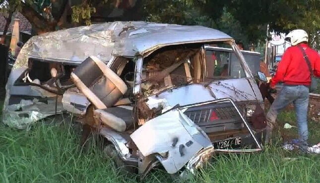 Mobil L300 Tertabrak KA Jayabaya di Pasuruan, 5 Penumpang Tewas