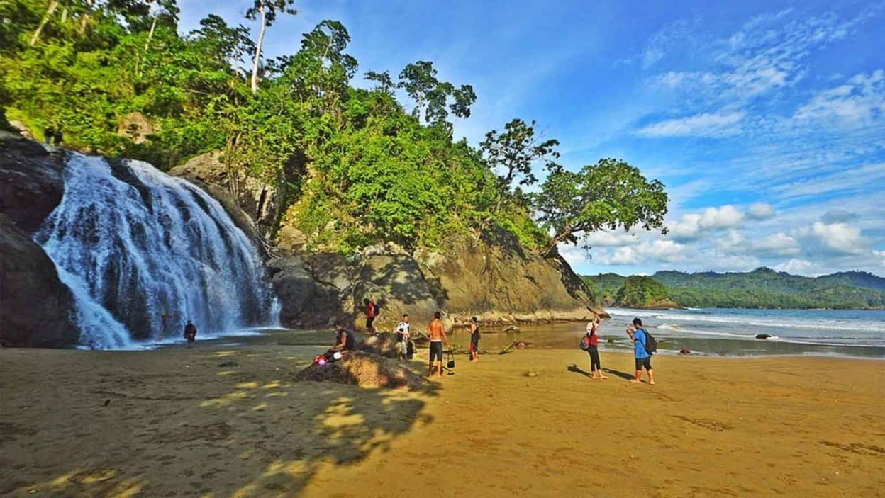 Pantai Banyu Anjlok: Air Terjun Menakjubkan di Tepi Pantai
