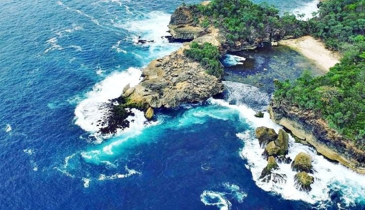 Pantai Jonggring Saloka: Keajaiban Alam yang Menakjubkan