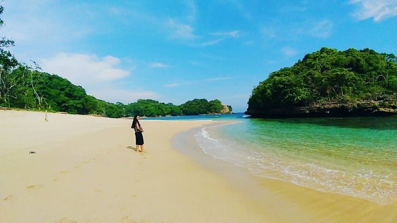 Pantai Kedung Celeng: Menikmati Keindahan Pantai yang Masih Alami
