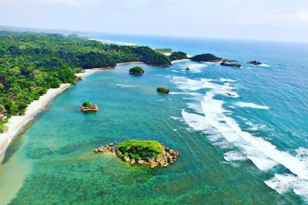 Pantai Kondang Merak: Menyatu dengan Alam di Pantai Nan Indah