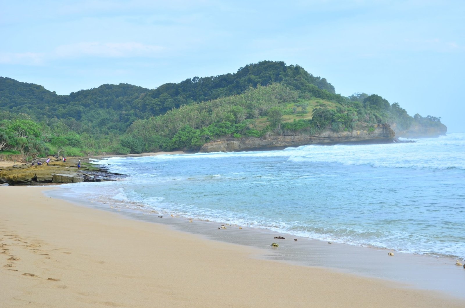 Mau Liburan Seru? Pantai Molang Tulungagung Solusinya, Bro!