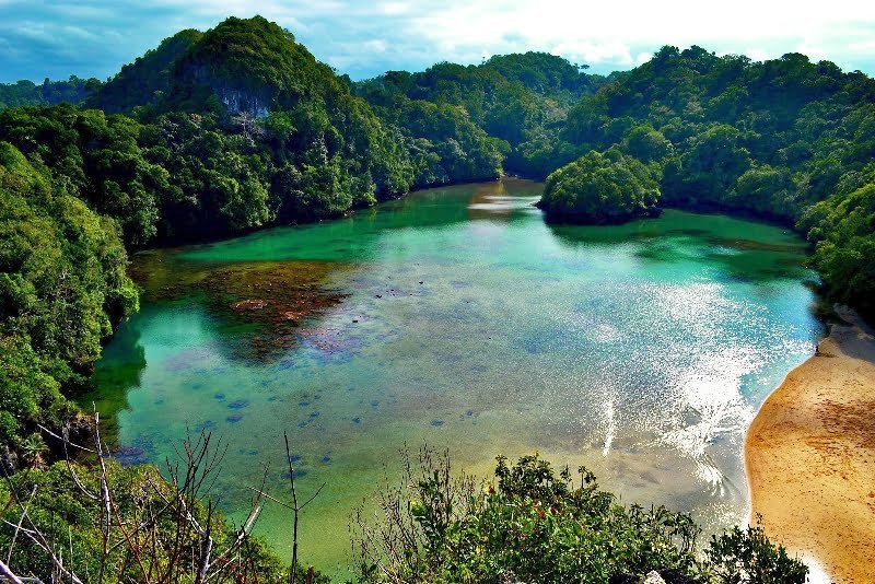 Pantai Sempu: Eksplorasi Pulau dengan Pemandangan Memukau