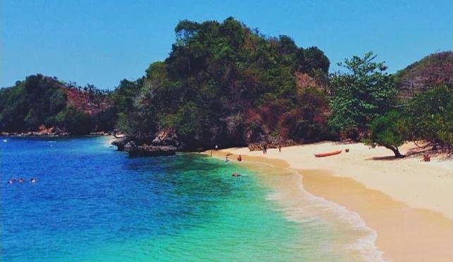 Pantai Tiga Warna: Keindahan yang Memanjakan Mata dan Hati