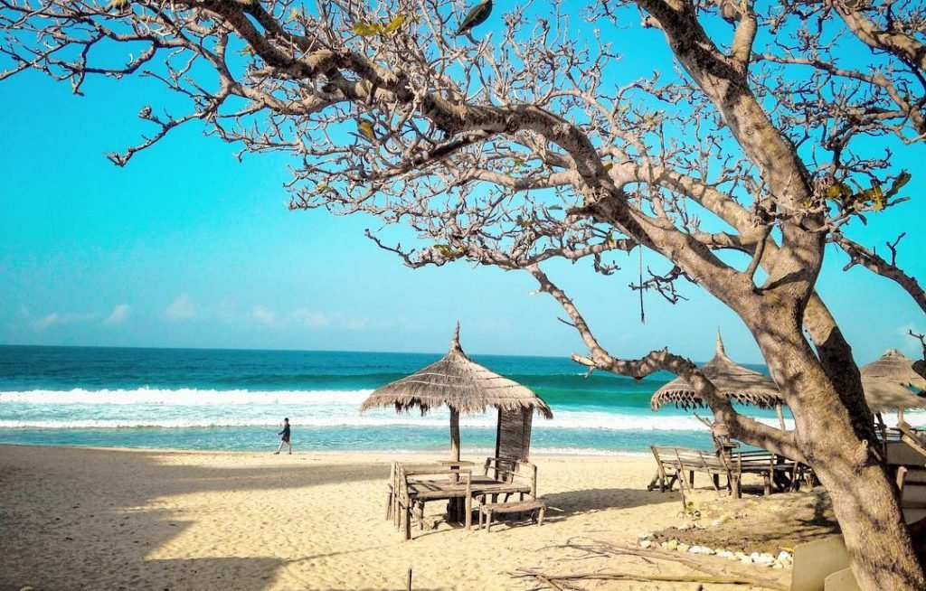 Pantai Watu Lawang: Keindahan Alam yang Memikat Hati