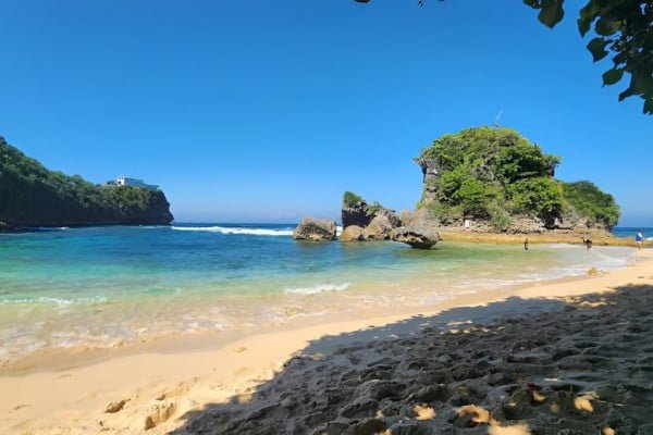 Pantai Watu Leter: Surga Bawah Laut di Jawa Timur