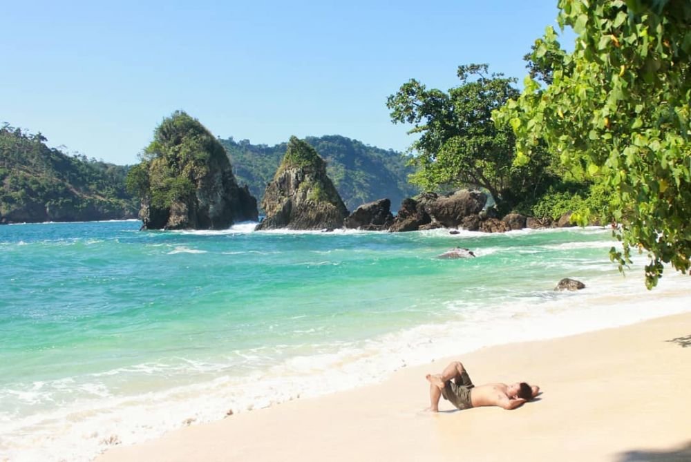 Pantai Wedi Putih: Keindahan Pantai Berpasir Putih yang Memikat