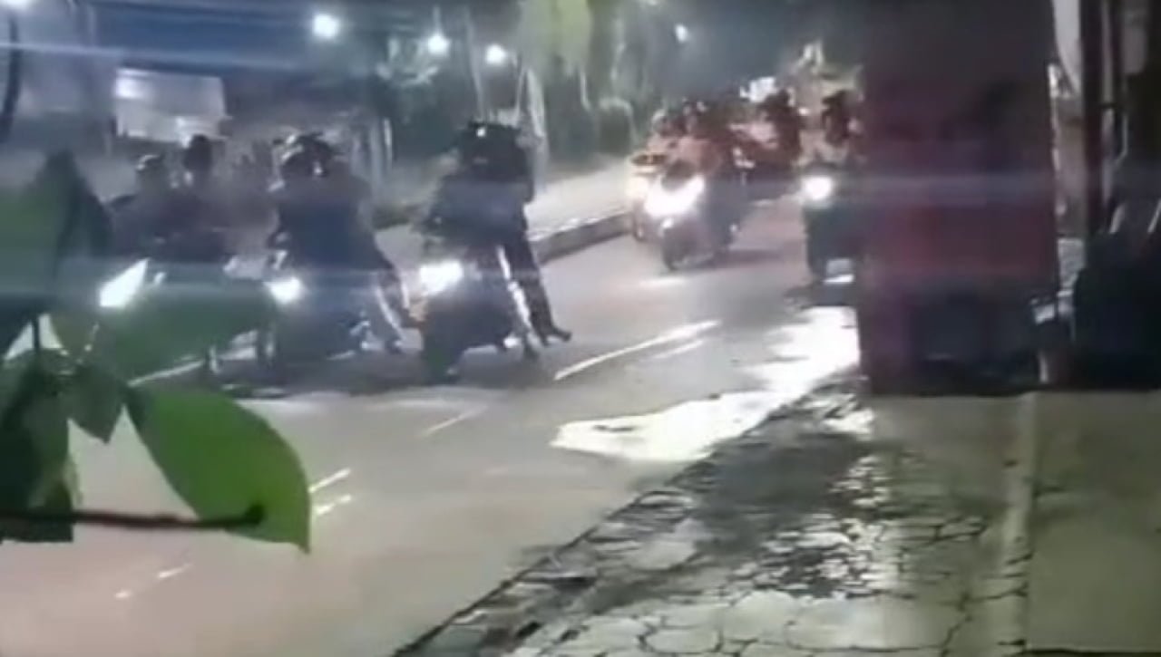 Pemuda Bersajam Bacok Warga Random
