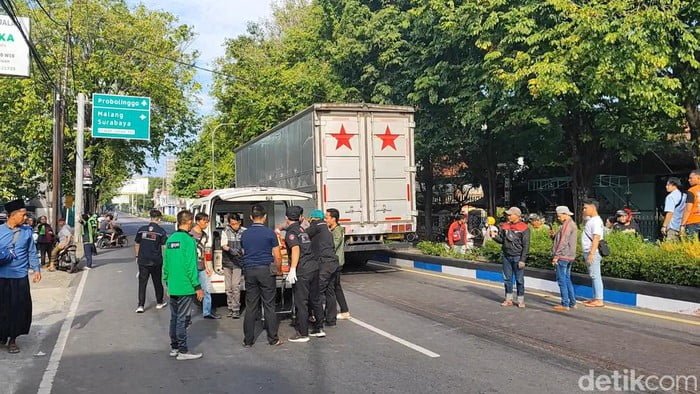 Sial Banget! Pengendara Motor di Pasuruan Tewas Terlindas Truk