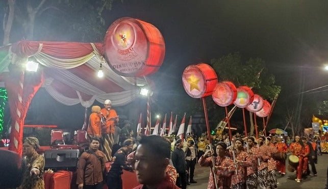 Ribuan Warga Penuhi Jalan Tonton Kirab Bedol Pusaka