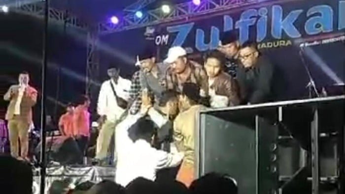 Viral! Pria Ini Meninggal Pas Mau Nyawer Biduan di Panggung