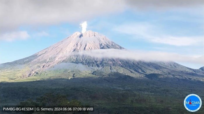 Semeru Erupsi Tiga Kali Pagi Ini, Warga Diminta Menjaga Jarak Aman