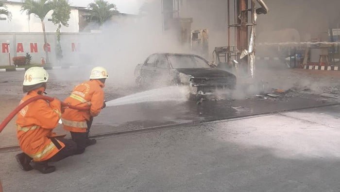 Geger! Mobil Terbakar di SPBU Matesih Karanganyar, 2 Orang Menderita Luka Bakar