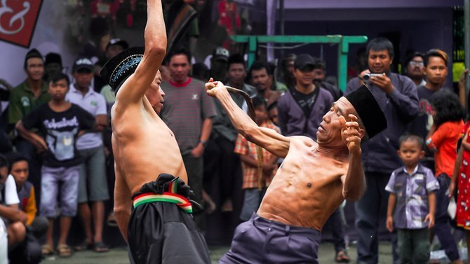 Rahasia Upacara Ojung: Ritual Tradisional Memohon Hujan dengan Cara Unik