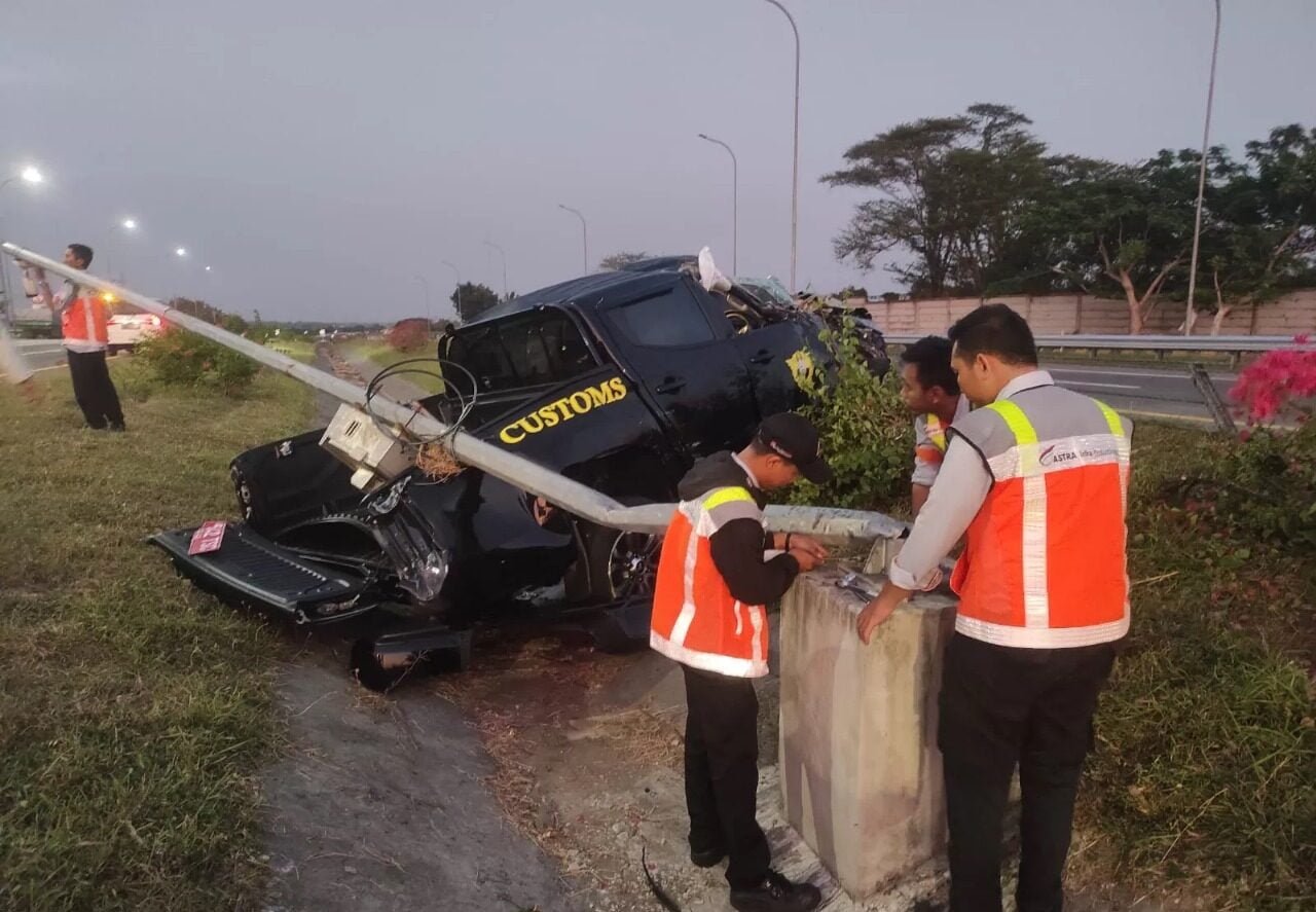 2 Mobil Bea Cukai Kediri Kecelakaan di Tol Jombang?! Ini Kronologinya!