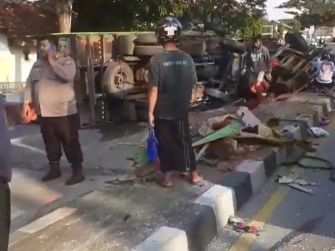 2 Truk Angkut Alat Seni Sandiwara Tabrakan di Indramayu 1 Tewas