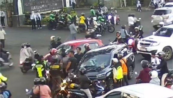 Viral! Mobil Avanza Nekat Lawan Arus Tabrak Calya di Malang