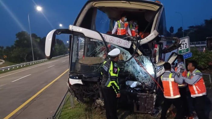 Bus Harapan Jaya Tabrak Truk di Tol Jomo, Ini Kronologinya!