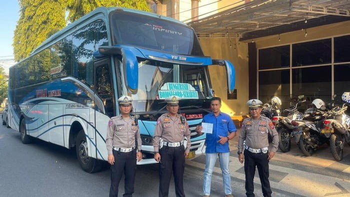 Bus Ngeblong Ugal-ugalan di Lamongan Viral, Sopirnya Langsung Ditindak!
