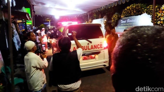 Jenazah Rombongan SD Darul Falah Sampai di Surabaya, Isak Tangis Pecah di Rumah Duka!