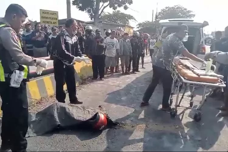 Pulang Kerja, Karyawati Cantik Tewas Tertabrak Truk di Lamongan!