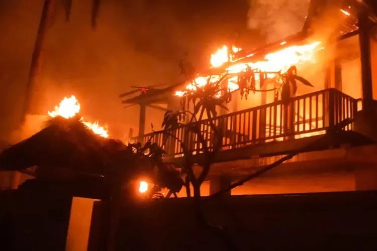 Kebakaran Vila di Jalan Kayu Aya Seminyak, 4 Turis Hampir Tersambar Api!