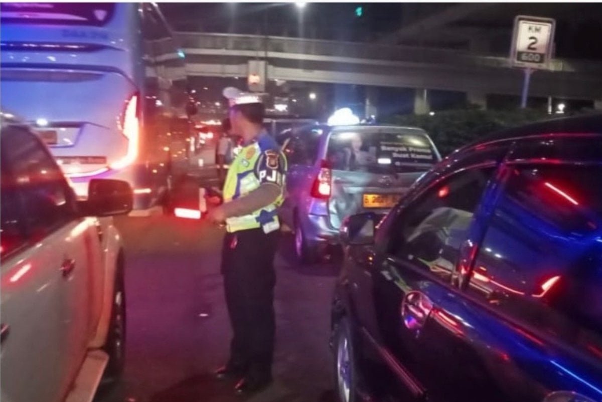 Kecelakaan Beruntun 5 Mobil di Tol Slipi-Tebet?! Ini Fakta yang Terungkap!