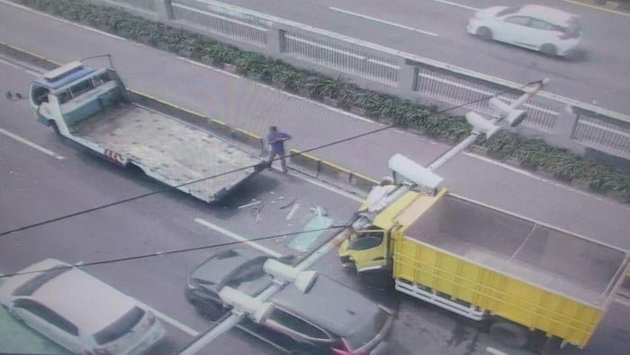 Kecelakaan Truk di Jalan Gatot Subroto Depan MPR/DPR Bikin Macet Total!