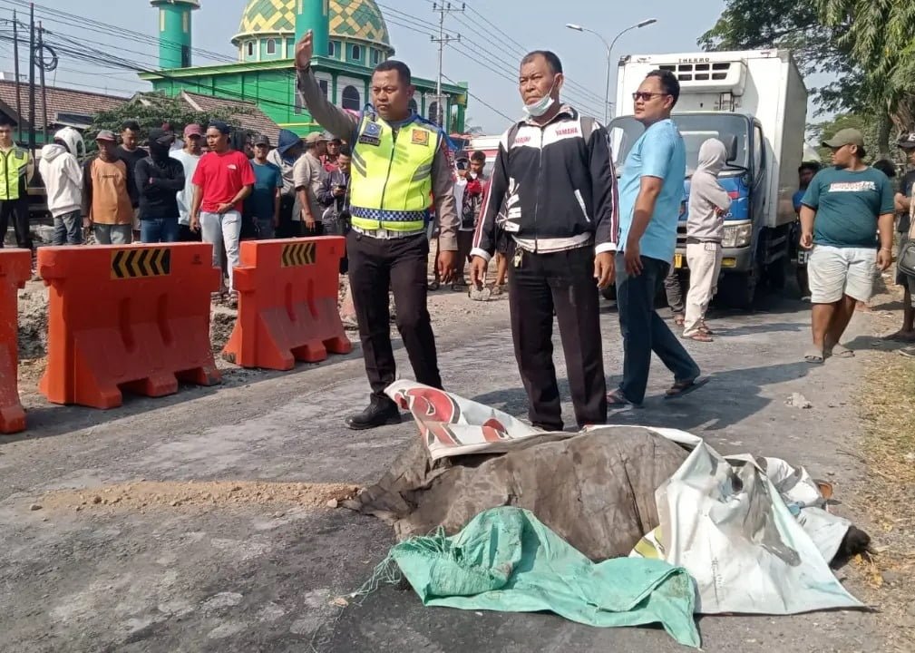 Kecelakaan di Jembatan Talun Lamongan, Pengendara Motor Tewas Terlindas Truk!