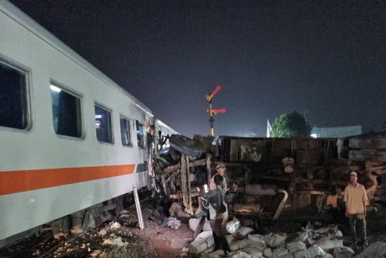 Kereta Sribilah Utama Hantam Toyota Rush di Deli Serdang, Enam Orang Tewas