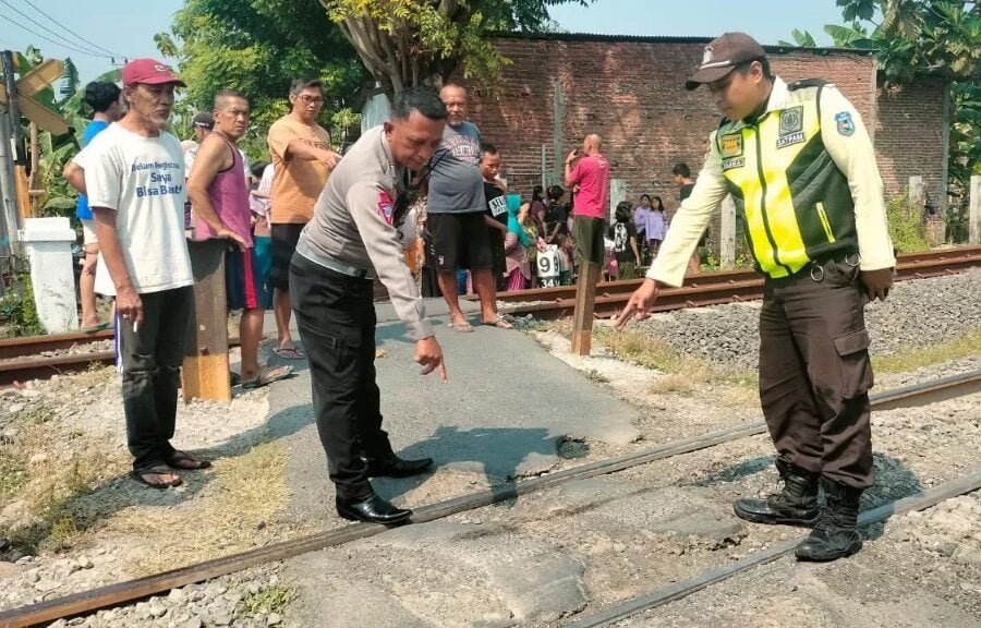 Tragis! Pengendara Motor Tewas Tertabrak Kereta Argo Semeru di Sidoarjo