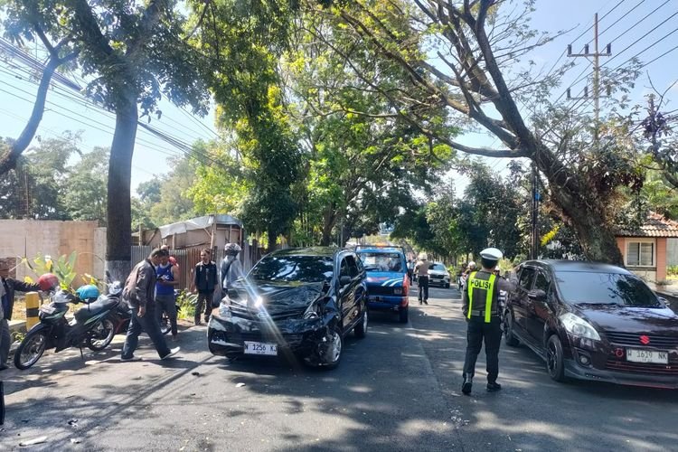 Xenia Ugal-Ugalan di Batu, Kecelakaan Beruntun Bikin Geger!