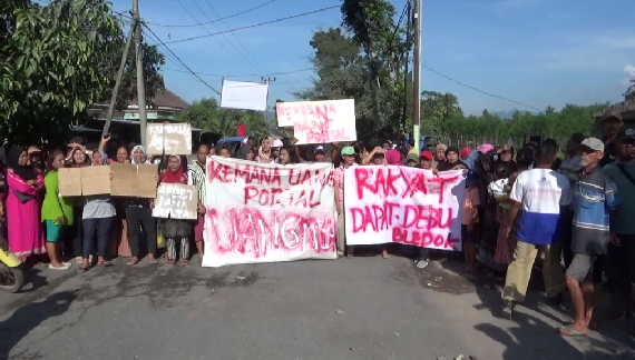 Warga Desa Condro Ngamuk! Protes Jalan Rusak Pakai Pohon Pisang