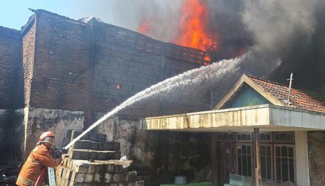 Kebakaran Melanda Pabrik Spons Gresik, Dua Rumah Warga Hampir Ludes!