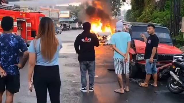 Ngeri! Kecelakaan Beruntun di Manado, Avanza Terbakar