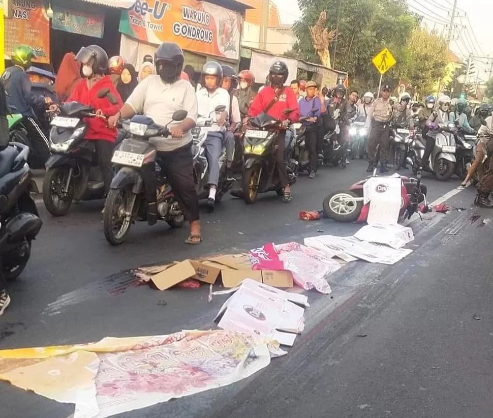 Ngeri! Kecelakaan di Jalan Mastrip Surabaya, Pemotor Tewas Terlindas Truk