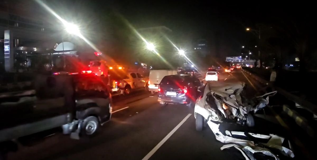 Serem! Kecelakaan di Slipi, Mobil Terguling 4 Kali, Pengemudi Tewas Seketika!