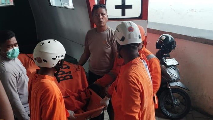 Mayat Pria Misterius Ditemukan Membusuk di Sungai Brantas, Kakinya Terikat Batu!