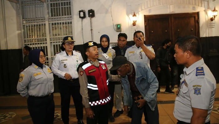 Heboh! Parkir Liar di Surabaya Ditertibkan, 5 Orang Kena Sanksi!