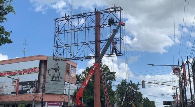 Wow! Satpol PP Bongkar Papan Reklame di Blitar, Ada Apa Sih?