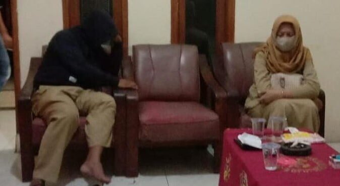 Gila! Istri Ketangkap Basah Selingkuh Telanjang, Suami Laporkan ke Polisi!