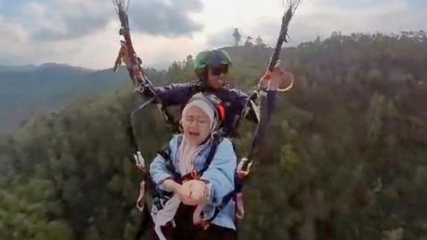 Beragam Ekspresi Kocak Bocah Tandem Paralayang di Bukit Banyak Batu