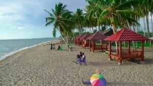 wisata pantai lowita