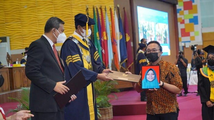 Harunya Wisuda Unnes saat Ortu Gantikan Putrinya yang Meninggal Usai Kecelakaan!