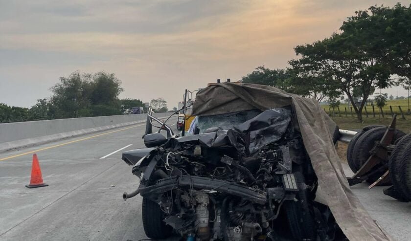 CRV Seruduk Truk di Tol Saradan, 2 Tewas Seketika!