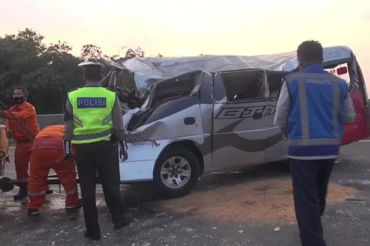 Kecelakaan di Jalan Pagermaneuh Bandung, Pemotor Tewas Terlindas Hiace!
