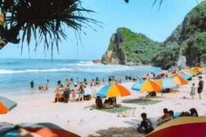 pantai nguyahan gunung kidul yogyakarta, wisata gunung kidul, camping di pantai nguyahan, tiket masuk pantai nguyahan, rute ke pantai nguyahan, aktivitas di pantai nguyahan, liburan ke pantai nguyahan