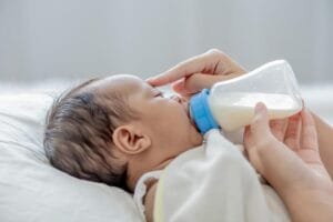 cara agar bayi mau minum dot, tips bayi minum dot, cara membiasakan bayi minum dari dot, cara agar bayi nyaman menggunakan dot, solusi bayi tidak mau minum dot, penyebab bayi menolak dot, bayi susah minum dot, cara mengatasi bayi yang menolak dot, trik bayi minum susu pakai dot, dot terbaik untuk bayi yang susah minum, bayi tidak mau minum ASI dari dot
