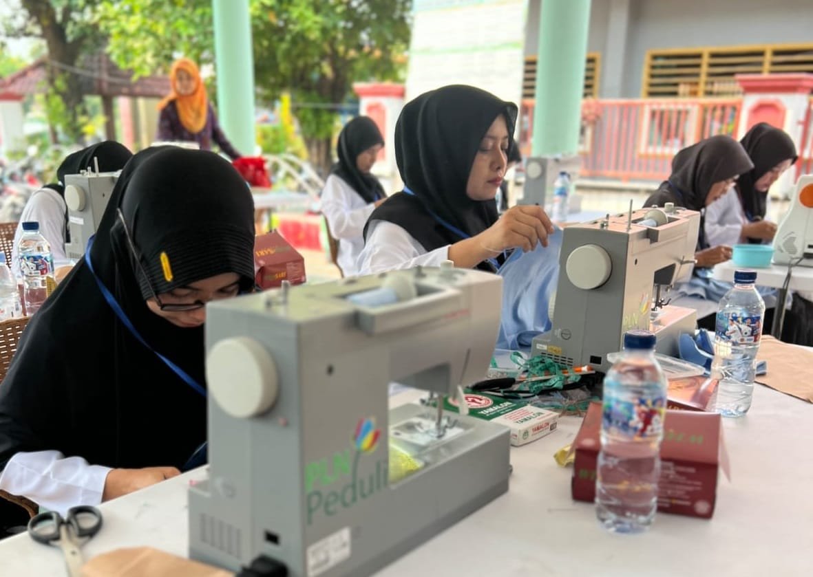 Peserta TJSL 2024 PLN UP2B Jatim di Sidoarjo Berhasil Lulus Uji Kompetensi Tata Busana